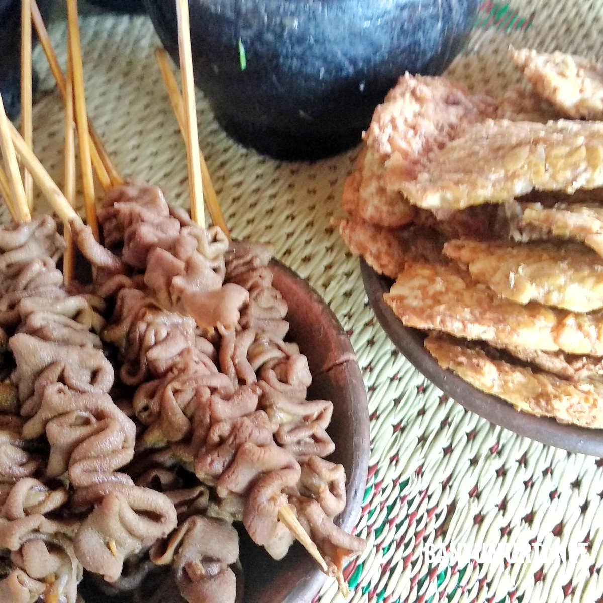 banyumurti's tweet photo. Soto Bathok ini emang minimalis dan harganya juga super murah, tapi kuahnya sueger.. plus sampingan tempe garit n sate usus nya yang jangan sampe terlewatkan
#kulinerjogja #daharbae #banyumurtinet https://t.co/U7kNVXalyw