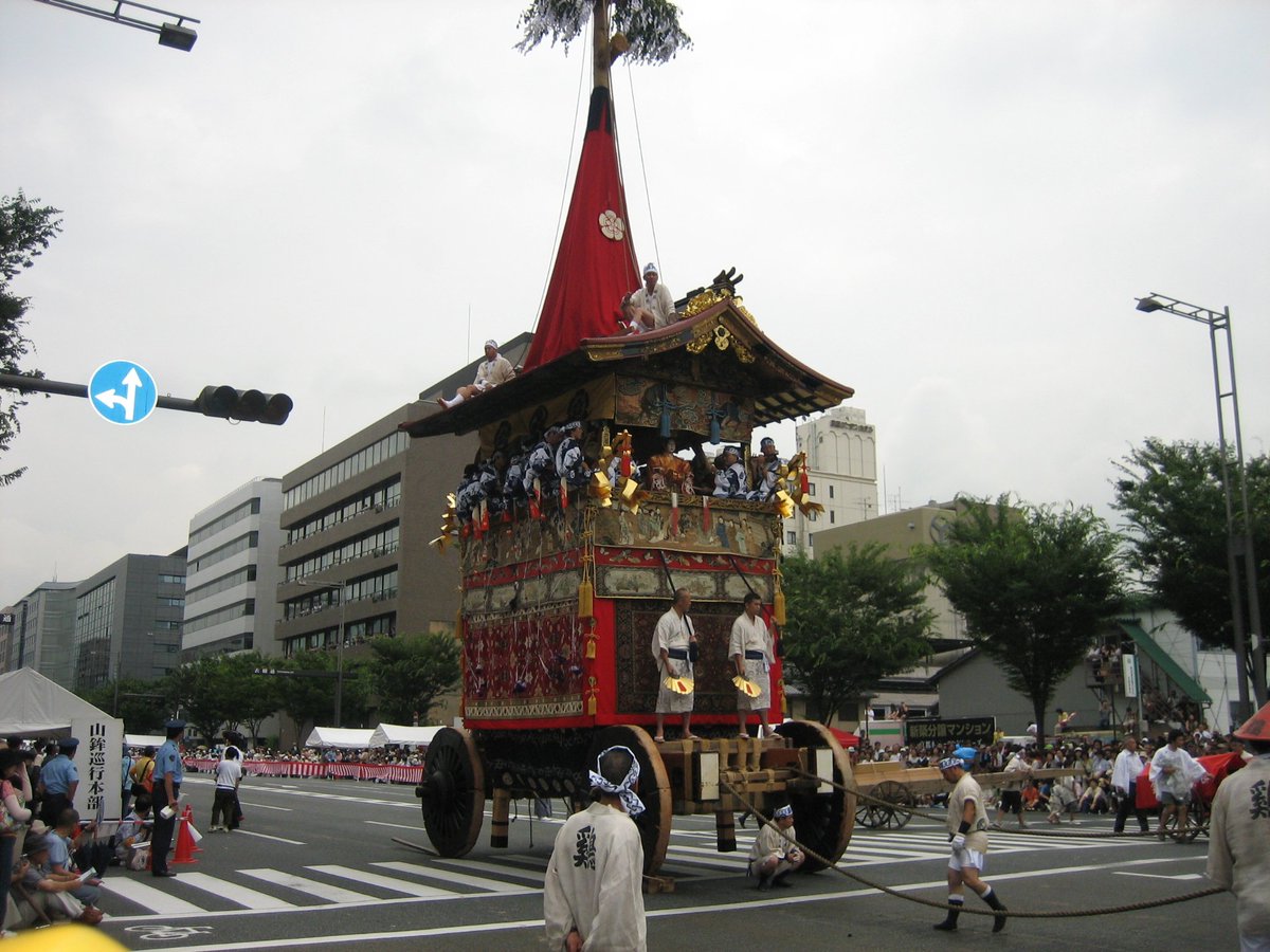 KyotoDailyPhoto's tweet photo. The float symbolises the wish for peace. Its emblem is a hen (circle) inside a drum (triangle). The precious 16thC Belgium tapestry was brought back to Japan from Spain by Hasekura Tsunenaga (支倉常長 d.1622) for Date Masamune (伊達政宗), &amp; was purchased by the float in 1815. 2/8 https://t.co/1jrIEpo5Ur