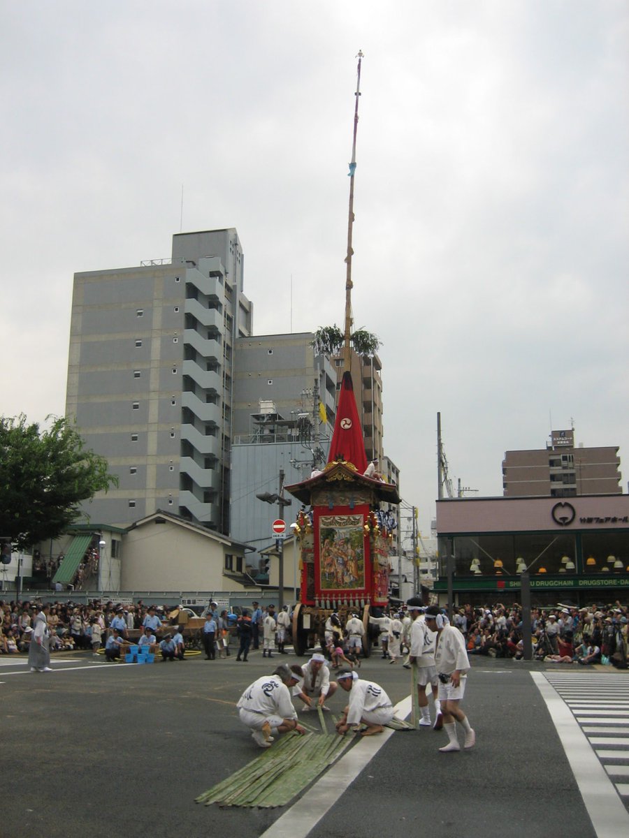 KyotoDailyPhoto's tweet photo. The float symbolises the wish for peace. Its emblem is a hen (circle) inside a drum (triangle). The precious 16thC Belgium tapestry was brought back to Japan from Spain by Hasekura Tsunenaga (支倉常長 d.1622) for Date Masamune (伊達政宗), &amp; was purchased by the float in 1815. 2/8 https://t.co/1jrIEpo5Ur