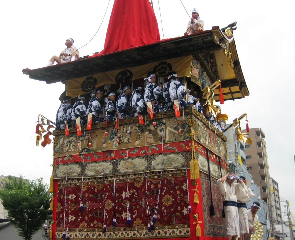 KyotoDailyPhoto's tweet photo. The float symbolises the wish for peace. Its emblem is a hen (circle) inside a drum (triangle). The precious 16thC Belgium tapestry was brought back to Japan from Spain by Hasekura Tsunenaga (支倉常長 d.1622) for Date Masamune (伊達政宗), &amp; was purchased by the float in 1815. 2/8 https://t.co/1jrIEpo5Ur