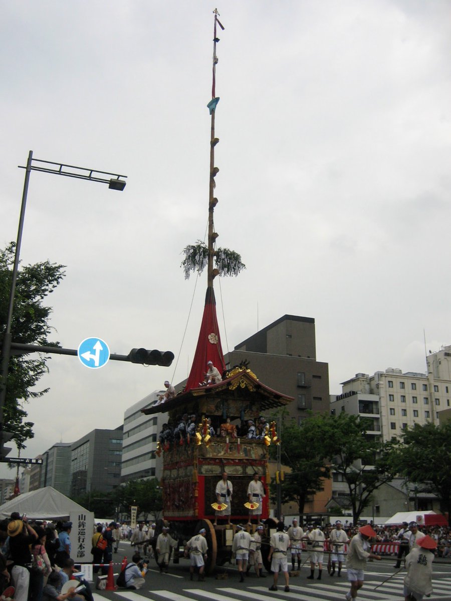 KyotoDailyPhoto's tweet photo. The float symbolises the wish for peace. Its emblem is a hen (circle) inside a drum (triangle). The precious 16thC Belgium tapestry was brought back to Japan from Spain by Hasekura Tsunenaga (支倉常長 d.1622) for Date Masamune (伊達政宗), &amp; was purchased by the float in 1815. 2/8 https://t.co/1jrIEpo5Ur