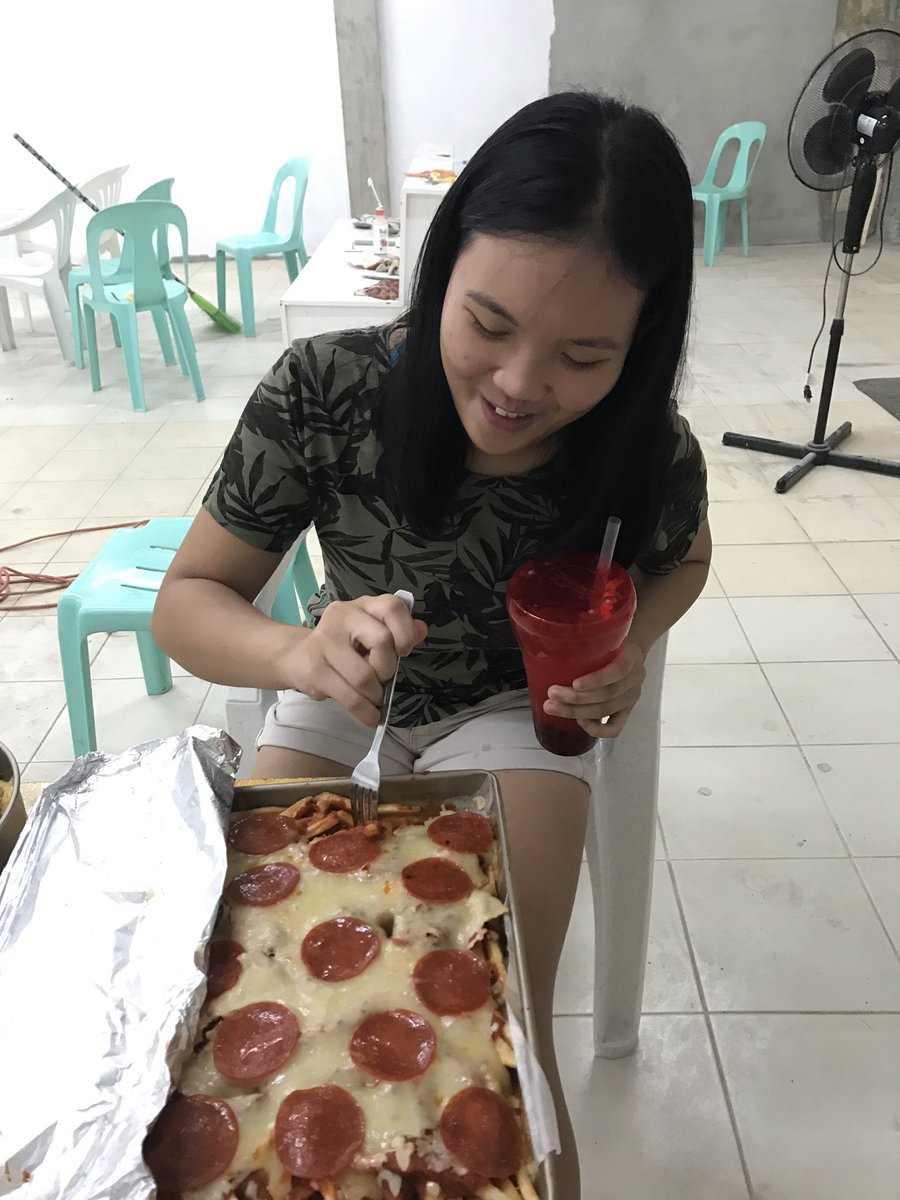MarrielleG08's tweet photo. The one time she’s actually happy to eat.

I made her Pizza Fries and black milk tea (with pearls) #OhNicole🤦🏻‍♀️ https://t.co/Eet1NaMPAq
