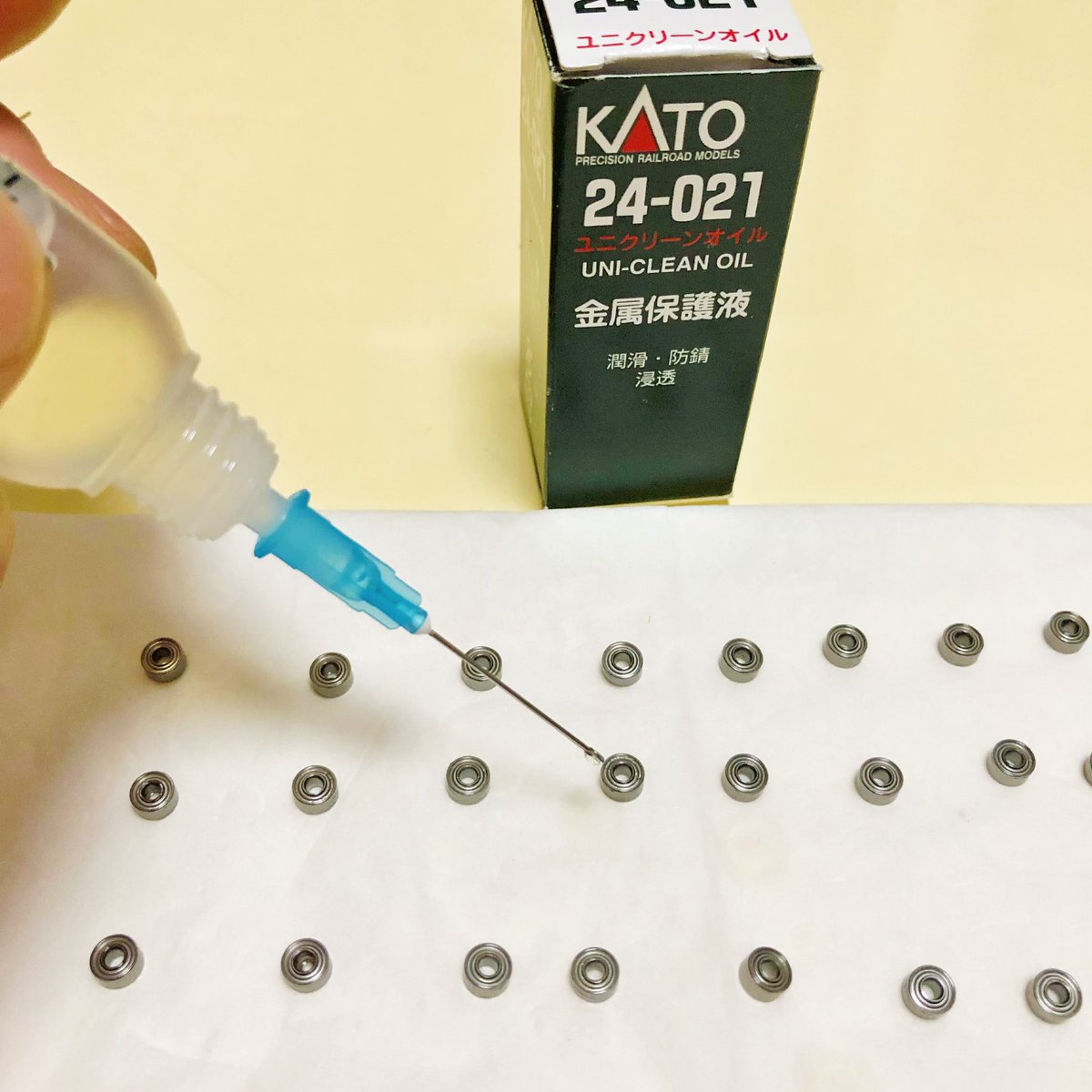 大島 直也 なおヤン 車軸元やギアのベアリングにも使った Katoのユニクリーンオイルを新たに注入 そして 外す時も使用した Potential Racingのベアリングチェンジャーvr を使ってベアリングをローラーに装着 ミニ四駆 Mini4wd 脱脂 Kato ユニ