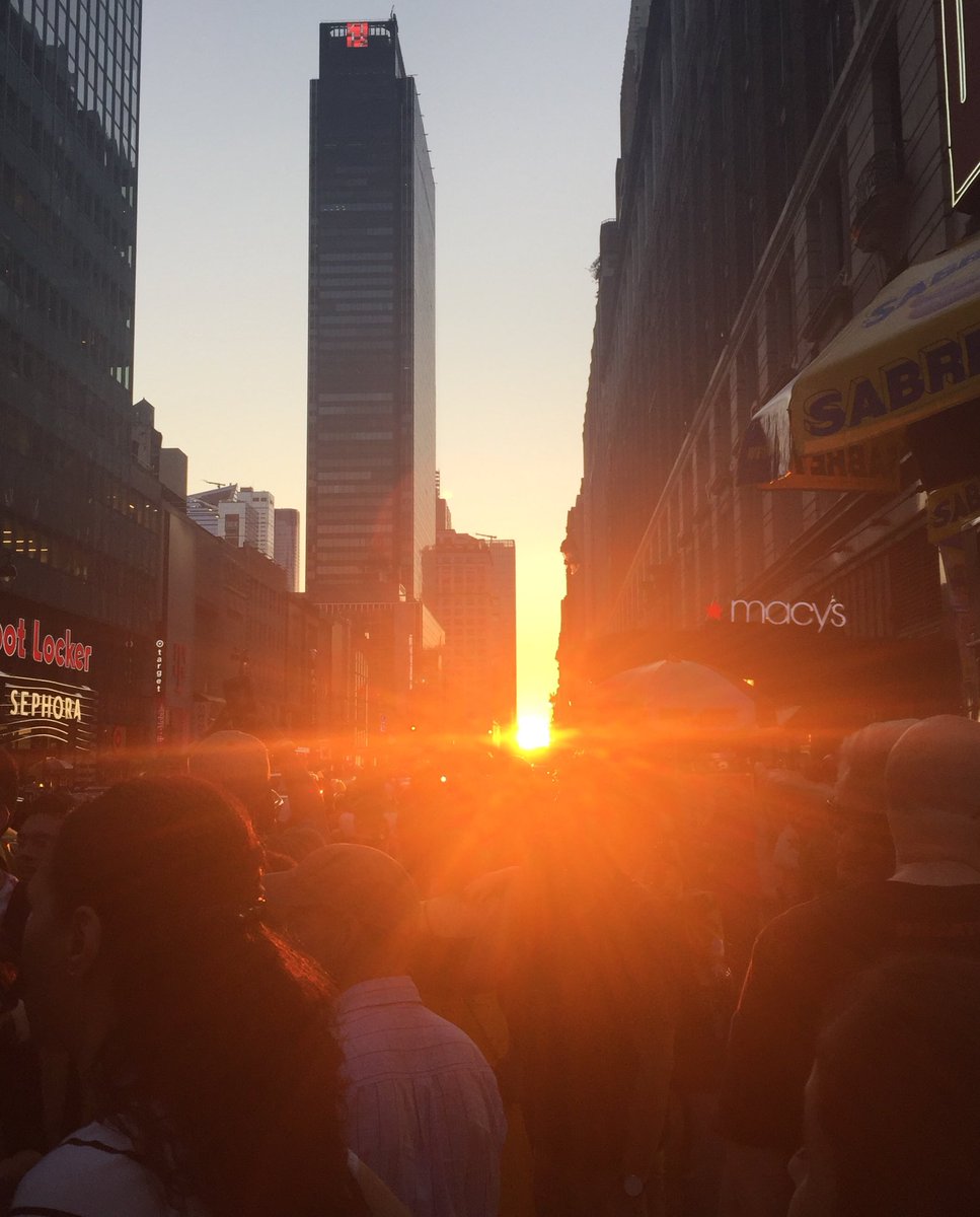 sarahleighfilm's tweet photo. So this just happened...Manhattan Sunset โค๏ธโ๏ธโค๏ธ #Manhattanhenge #Manhattan #manhattansun #manhattansunset #newyork #newyorkcity #usa ๐บ๐ธ https://t.co/xUPNEN99pN