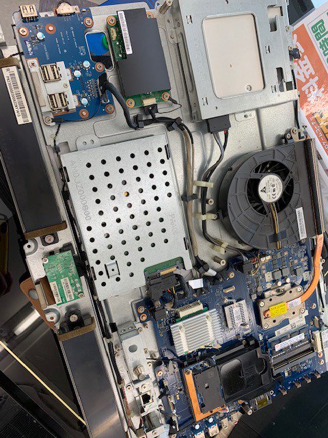 pcboh's tweet photo. PC-Boh　パソコン部

#NEC #VALUESTAR パソコンの液晶交換です。
液晶パネルを交換する為にはマザーボードまで外さなきゃならないので
結構面倒です。

#パソコン修理 #液晶一体型 https://t.co/iiYxh9XIIN