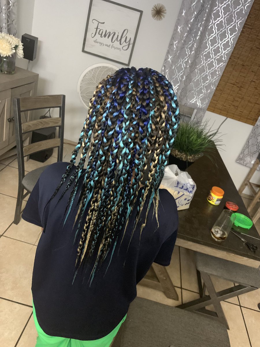 jarimaar's tweet photo. Los niños también tienen derecho de lucirrrse 💙🔥⚡️ hoy me tocó atender a Pedro Juan, un niño precioso de San Lorenzo! #box #braidstyles #boxbraids #braided #jarimarbraider #braider #style #baseball #colors #differentt https://t.co/EbLVMiYP8I