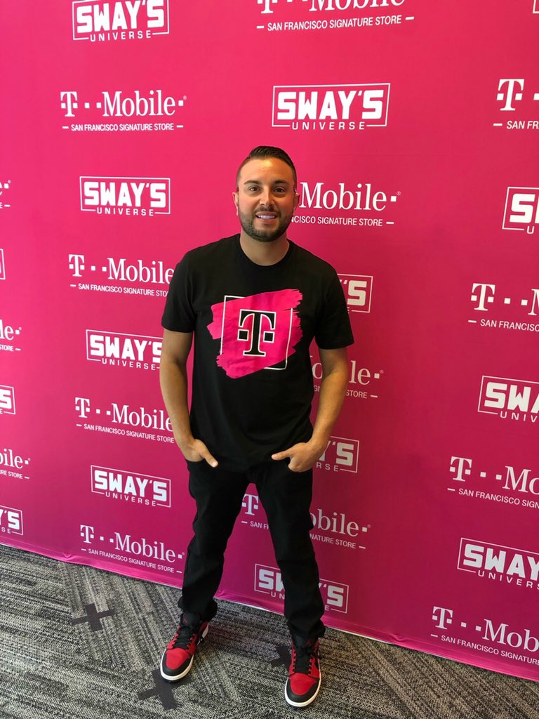Mrey23's tweet photo. NFL visits @TMOSanFrancisco for E-40 and Sway event! Thank you for treating us like Uncarrier Family! “Signature SF Team” @ARod_013 @JacklinCaroline #RiseTogether @SamSindha @bnash001 #RiseTogether 🌅 #Ometro https://t.co/CKEojD2rnz