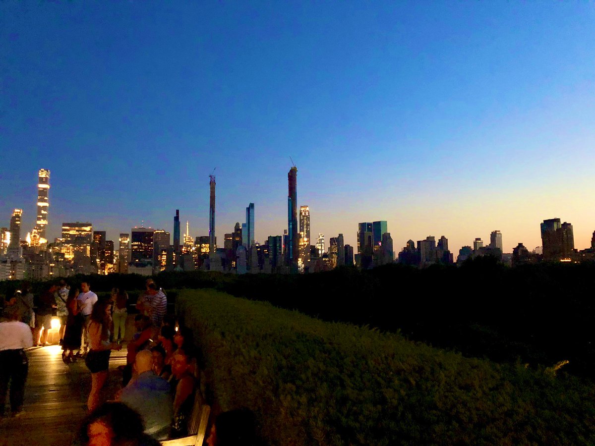 A photo from the rooftop of the Metropolitan Museum of Art shows the line where the #blackout begins in NYC. (📷: <a href="/RyanFieldABC/">Ryan Field</a>) We have live coverage here: 7ny.tv/2XJHEdc