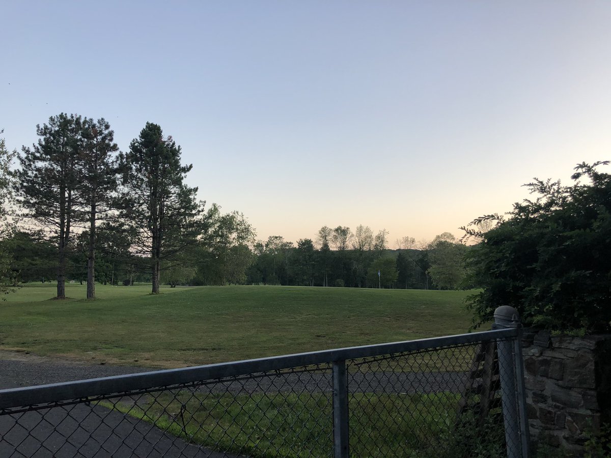 rorishapiro1's tweet photo. Took an evening stroll around my neighborhood.
#deer #mansion #golfcourse #openland #fields #nature #ridgefieldct #ridgefieldGolfcourse #architecture https://t.co/bxNFcpsOnA
