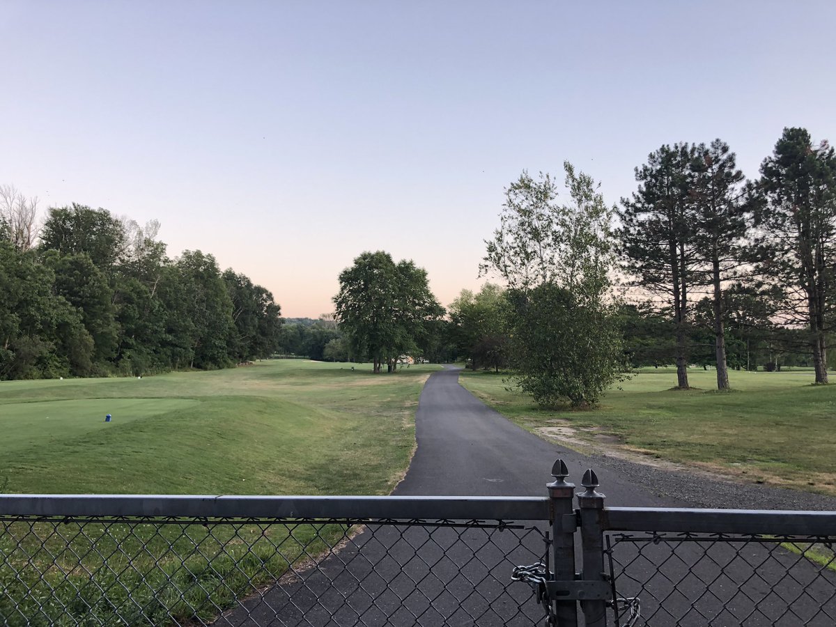 rorishapiro1's tweet photo. Took an evening stroll around my neighborhood.
#deer #mansion #golfcourse #openland #fields #nature #ridgefieldct #ridgefieldGolfcourse #architecture https://t.co/bxNFcpsOnA