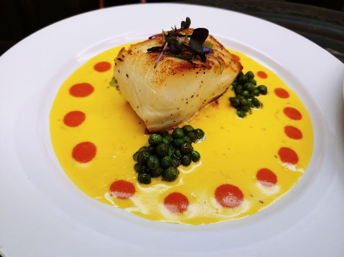 ChefRandal's tweet photo. Seared sea-bass on saffron sauce with red pepper coulis and minty peas https://t.co/jOcgp5rL7J