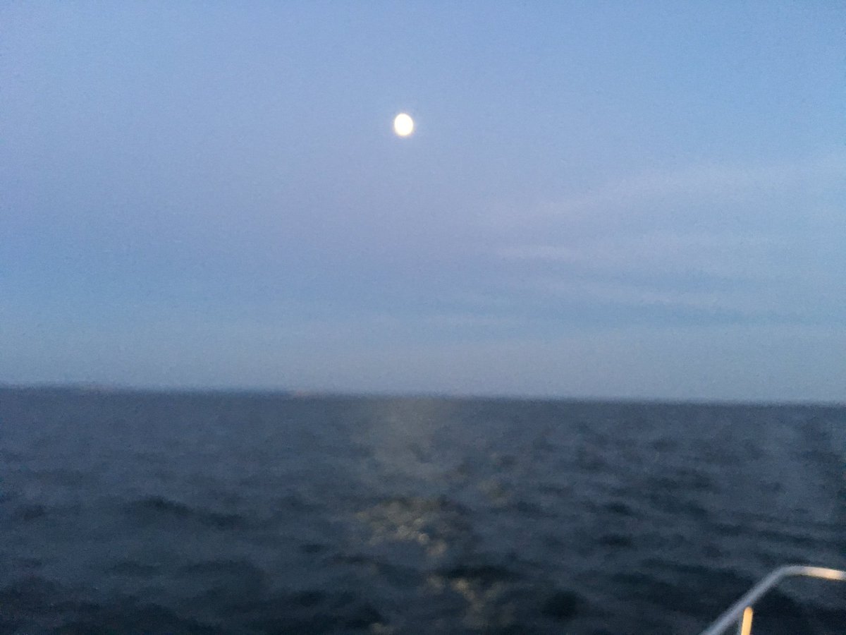 papatom59's tweet photo. Moons out coats out. #cycrtm #roxy https://t.co/9LDCSIks03
