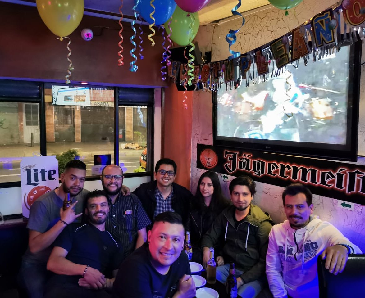 edwardnight's tweet photo. Una noche de buenos amigos, unos buenos tragos y buen RockAndRoll.
Un bonito detalle.
#HB #JackRocks https://t.co/YpcYELkXrk