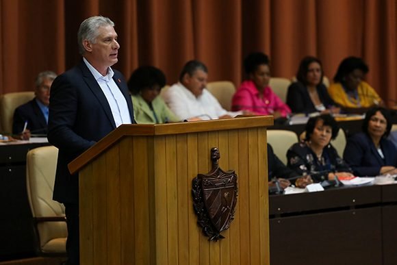 ahoracu's tweet photo. "Tenemos más 33 mil profesionales cooperando en disímiles países; en #Cuba se forman 12 mil 699 jóvenes de 133 naciones. Nuestros vínculos con la mayoría de esos países es una muestra de la cooperación sur-sur”. @DiazCanelB #PoderPopulsr https://t.co/rgIl8blaz2