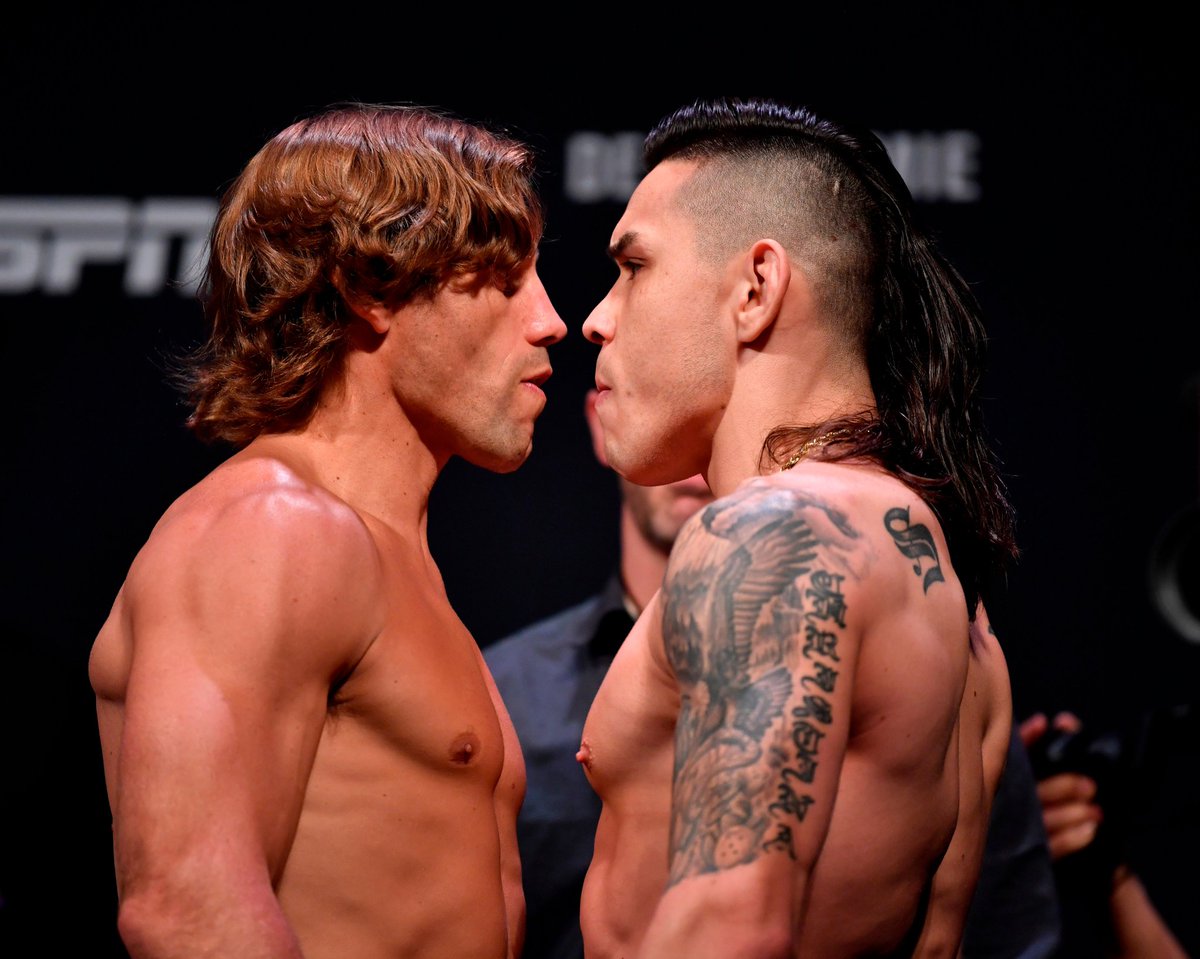 jardinizquierdo's tweet photo. #MMA 🤼 #UFCSacramento
🗣️ MAIN CARD:
Urijah Faber derrotó a Ricky Simon, por la vía del "KO" (socos), a los 46 segundos del primer asalto.
#MMAXPodium
#UFCFightNight155 https://t.co/Rh3EPH0ILp