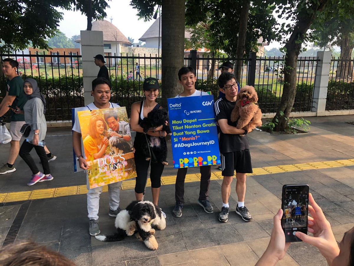 CGV_ID's tweet photo. Ini dia keseruan #ADogsJourneyID di Car Free Day pagi ini bareng @CBIpictures dan @Delta_FM. Ada yang ikutan?

Buat yang belum sempet ikutan, langsung aja ketemu A Dog’s Journey SEDANG TAYANG di CGV :)

#SeruBarengCGV #CGVCinemas https://t.co/H0UpsW8isu