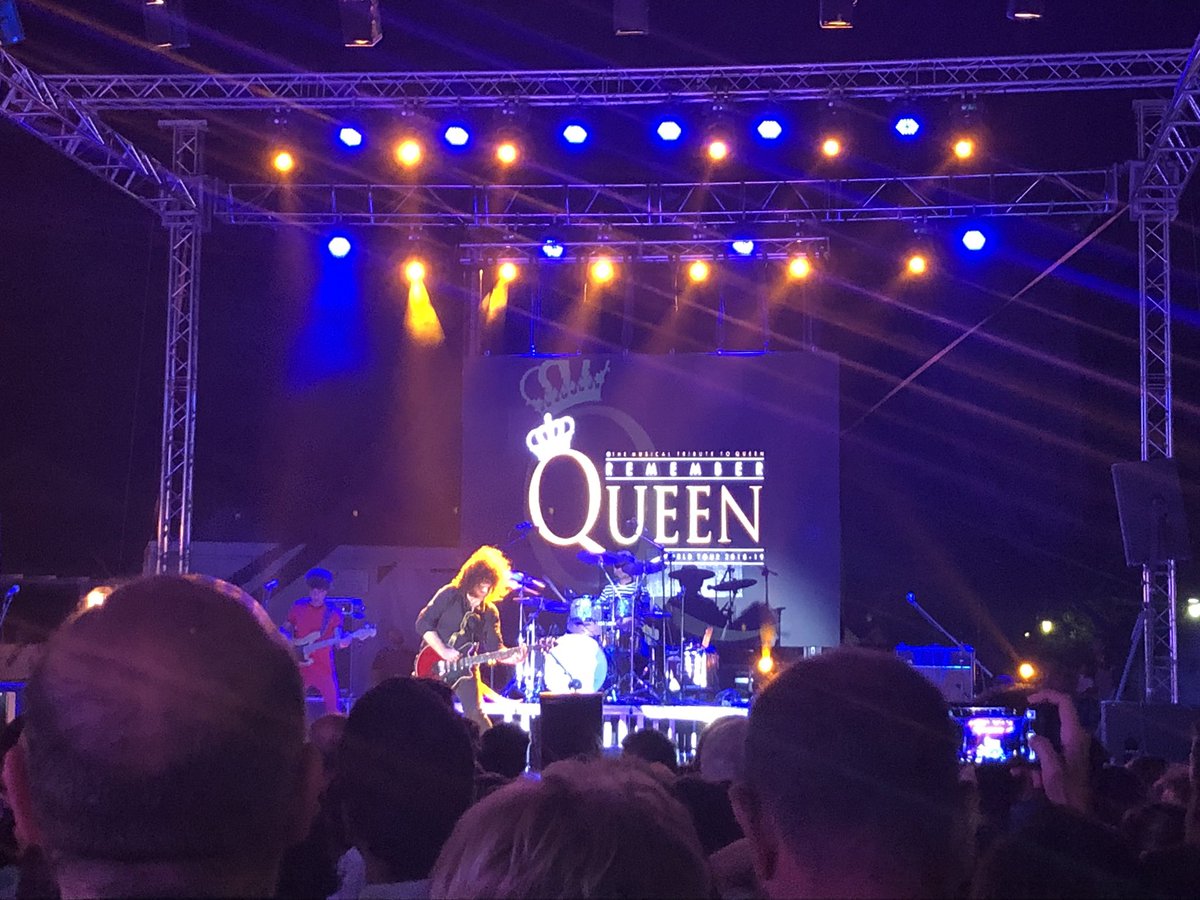 Tmoralujan's tweet photo. Increíble #RememberQueen en las fiestas de #Torrelodones @vxtorrelodones @AlfredoGPlata @Varcosmartin @morenopascual https://t.co/zx2tEBYk5D