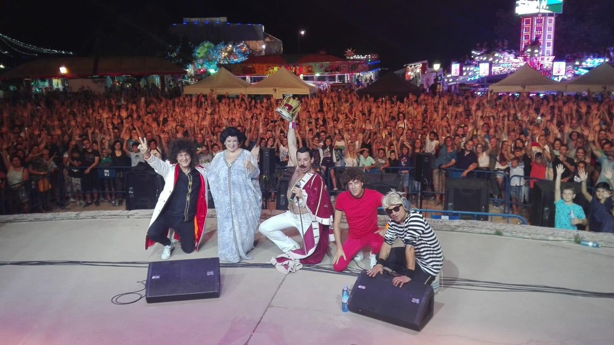 Tmoralujan's tweet photo. Increíble #RememberQueen en las fiestas de #Torrelodones @vxtorrelodones @AlfredoGPlata @Varcosmartin @morenopascual https://t.co/zx2tEBYk5D