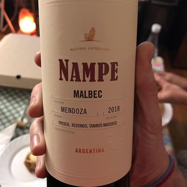 elvinodelmes's tweet photo. Probando #AmigosDelBolsillo para la nota que saldrá junto a los @argwinebloggers y este Nampe Malbec de @losharoldos realmente me sorprendió!! RPC suprema. Muy rico vino.
.
.
.
#vino #vinoargentino #losharoldos #nampe #malbec #mendoza #wine #winelover #winemoment #winestagra… https://t.co/kBLo4vZIVQ