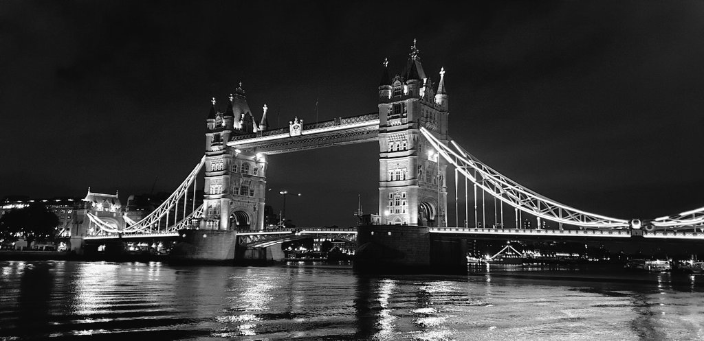 schogblog's tweet photo. The benefits of marshalling for @TheLondonRelay in the middle of the night...a stunning view of Tower Bridge. #London #LondonRelay #RelayRally #RelayHappiness @LondonSport @PottersFieldsPa @sharifowadally #loverunning #runlondon #running https://t.co/51yeOsu5Jo