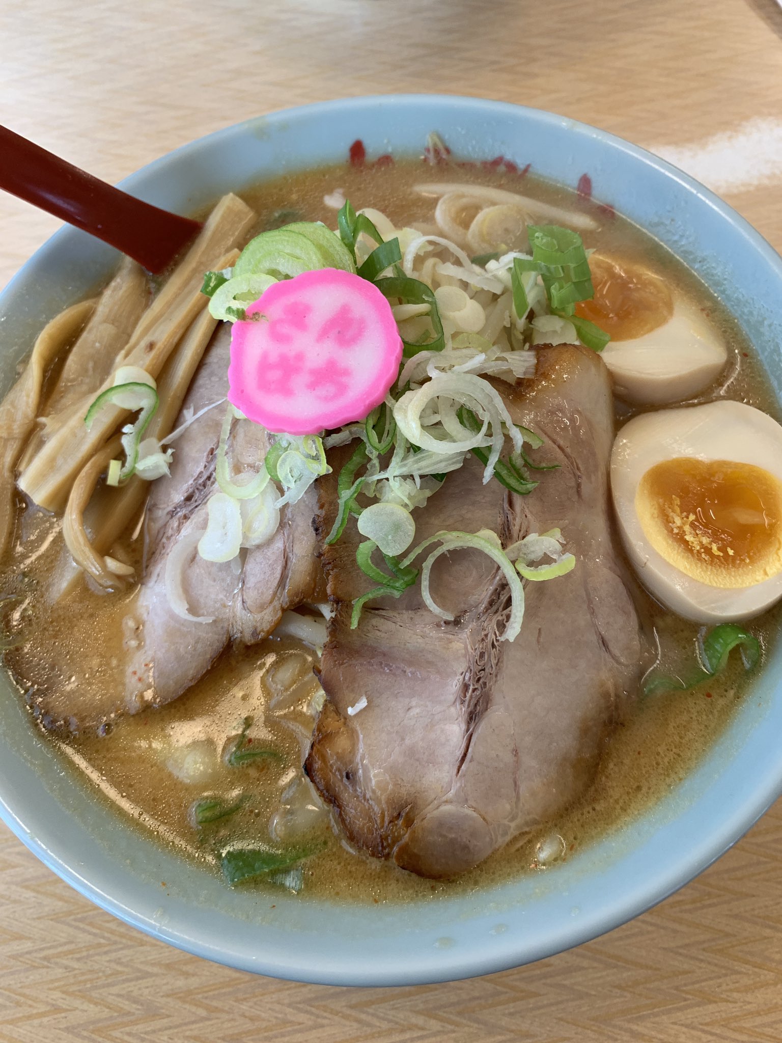 非公式 ぶんぶんグループファンサイト お昼は ラーメンさんぱちさんです 選んだ決め手は ラーメンやさんが入ってる大きなビル の名前がさんぱちビルだったからです きっと長く儲かってる店に違いない 当たり 美味しかった これでいいんだよ