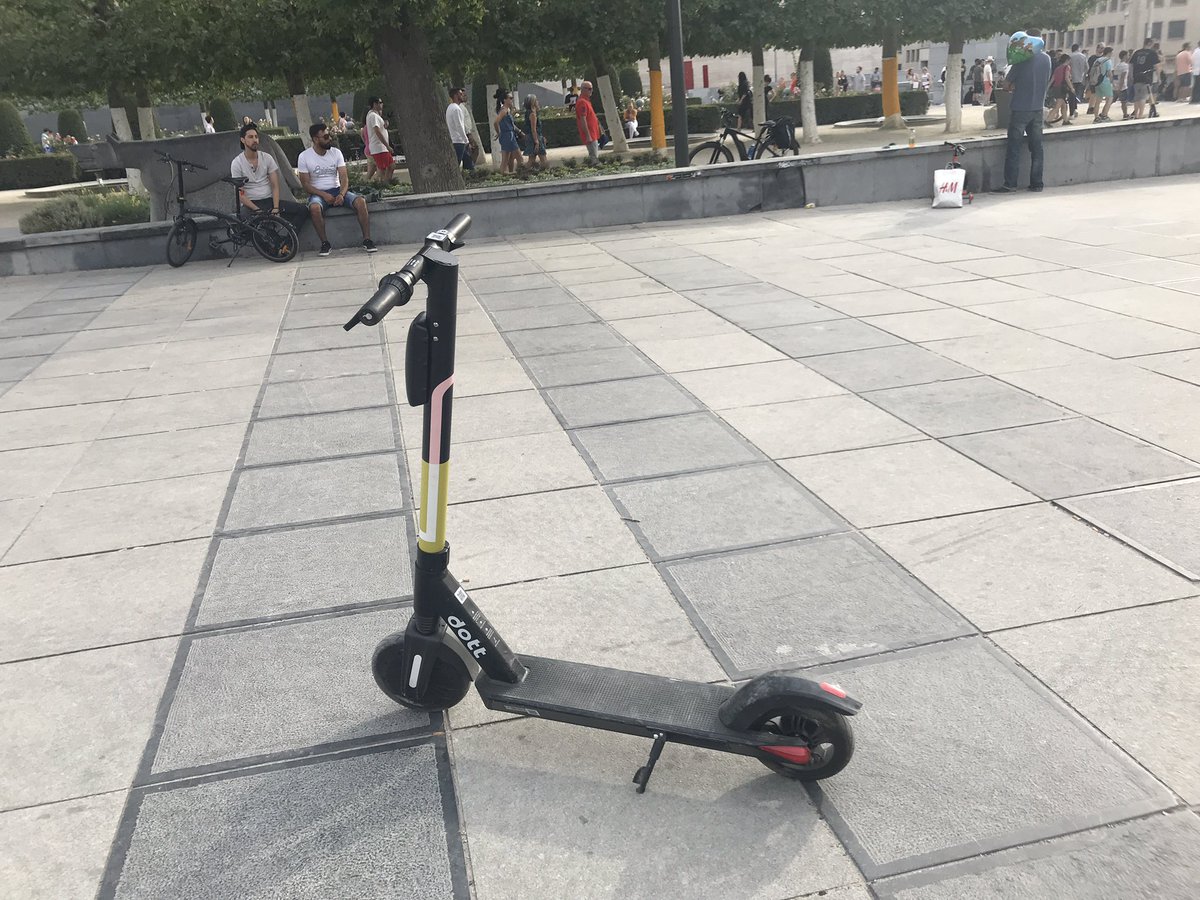 iraberg8's tweet photo. Easy going in Brüssel. App runterladen, Telefon anhalten und mobil sein. In der ganzen Stadt stehen die Roller. Ganz leicht von A nach B #mobil #SmartCity #smartroller #brüssel #mtg https://t.co/tmFxknkgmZ