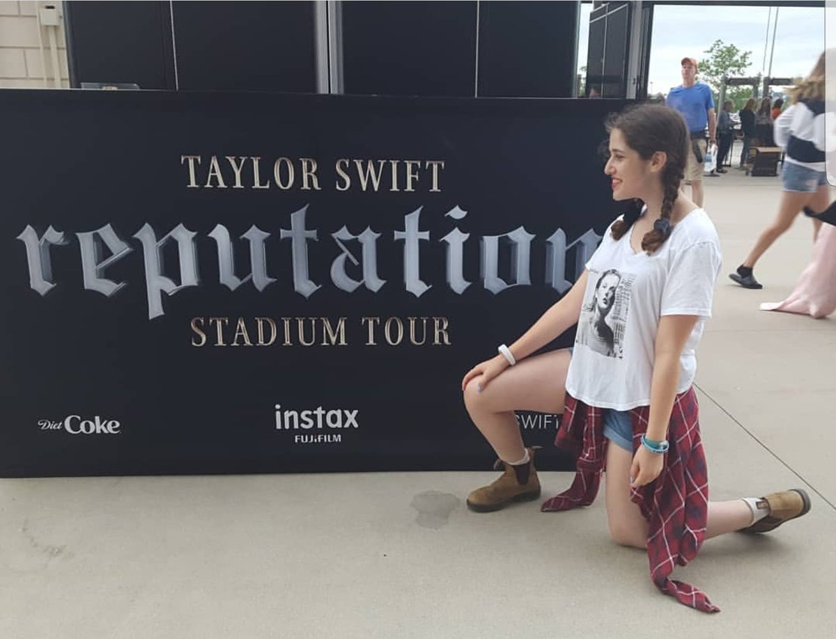 lovelikefolk's tweet photo. I can't believe it's been a year since my first ever Taylor concert, a year since I danced with her in the rain 😭💗

#reputation #reptour #reputationtour #Swifties #TaylorSwift #metlifenight2 #metlifereptour #reptourmetlife2 #reptourmetlife
@taylornation13 @taylorswift13 https://t.co/4vA3BmU93n