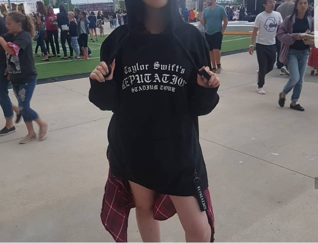 lovelikefolk's tweet photo. I can't believe it's been a year since my first ever Taylor concert, a year since I danced with her in the rain 😭💗

#reputation #reptour #reputationtour #Swifties #TaylorSwift #metlifenight2 #metlifereptour #reptourmetlife2 #reptourmetlife
@taylornation13 @taylorswift13 https://t.co/4vA3BmU93n