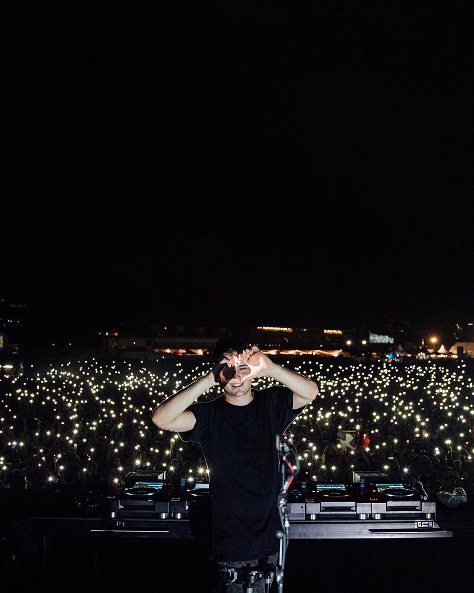 MartinGarrix's tweet photo. Wow Paris I love you guys so much!! ❤️ (and @louisvanbaar no idea how you can make so many sick photos during 1 show) https://t.co/0KvSUx73l4