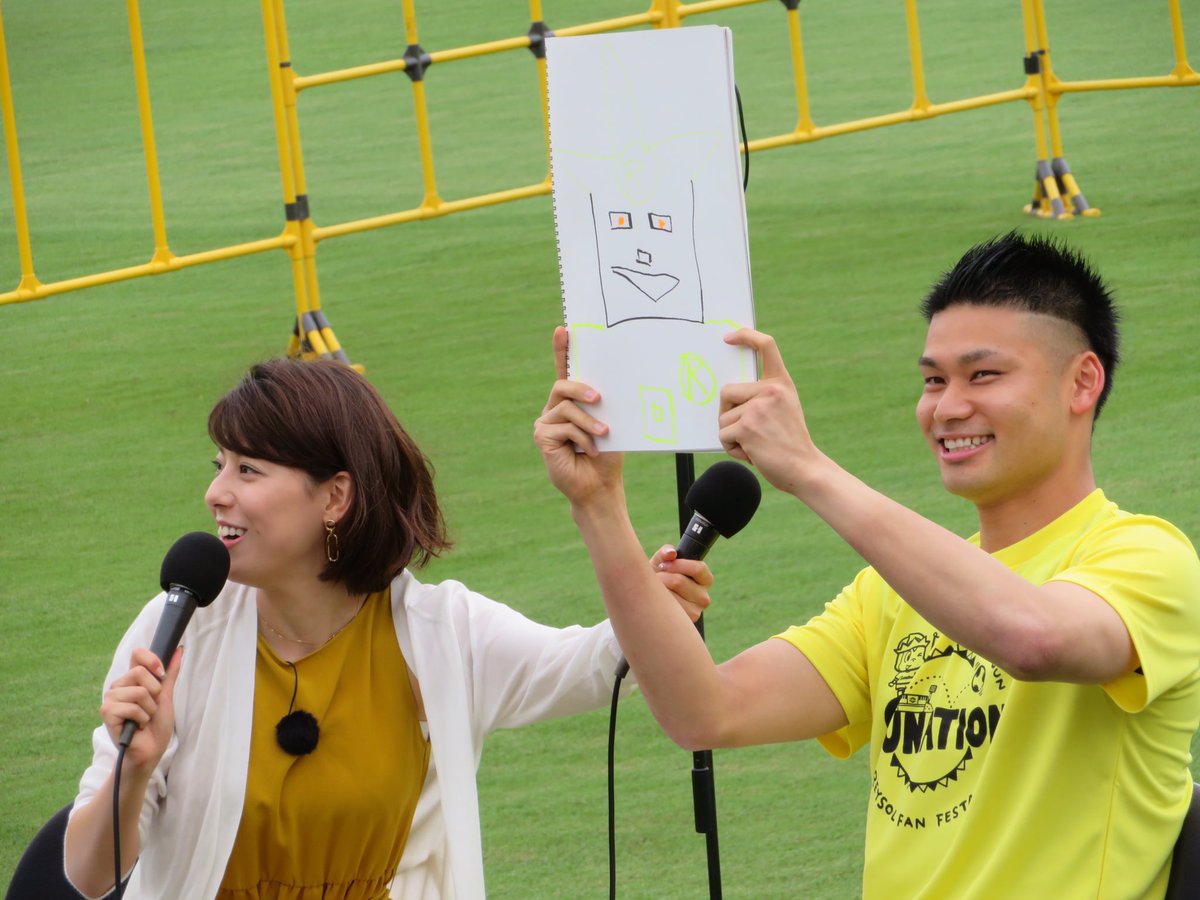 bj7_7's tweet photo. スーパーサッカー公開収録で優勝者を指で示唆するレイくん
トークもとても楽しかった！

#レイソルファン感 
#SNATION 
#がんばれいくん https://t.co/b1kpM3YVY1