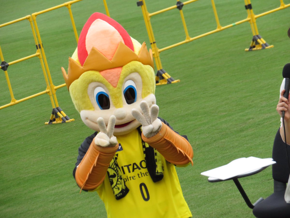 bj7_7's tweet photo. スーパーサッカー公開収録で優勝者を指で示唆するレイくん
トークもとても楽しかった！

#レイソルファン感 
#SNATION 
#がんばれいくん https://t.co/b1kpM3YVY1