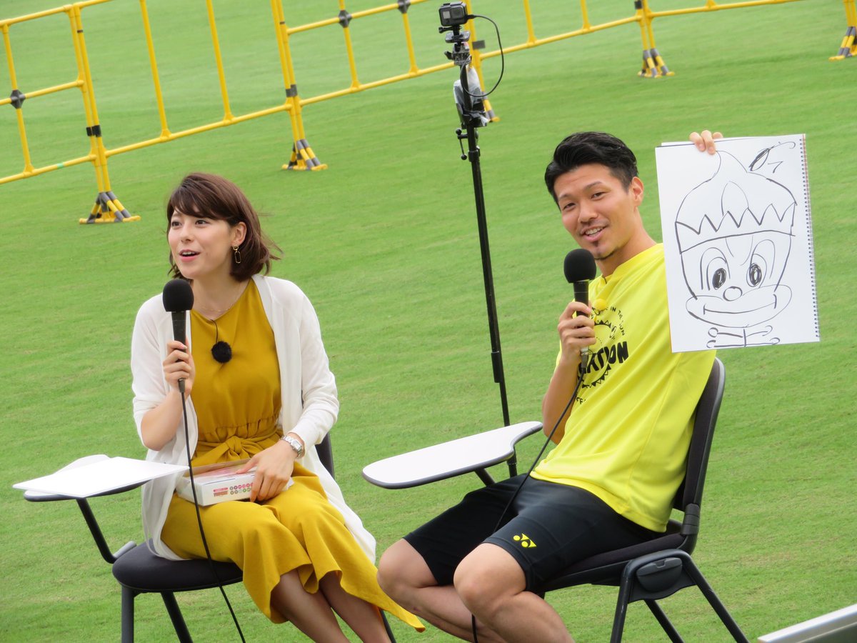bj7_7's tweet photo. スーパーサッカー公開収録で優勝者を指で示唆するレイくん
トークもとても楽しかった！

#レイソルファン感 
#SNATION 
#がんばれいくん https://t.co/b1kpM3YVY1