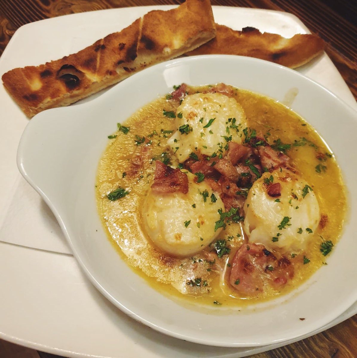 We are currently drooling over this plate of seared #scallops 😍🙌 with bacon and parmesan cheese, in a white wine sauce, served with freshly baked bread 🥖🤤 This is one of our new specials so make sure you come in and try it before it’s gone! #londonfood