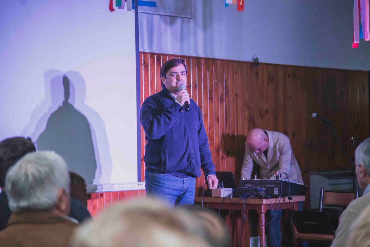 EmiBalbin's tweet photo. El cambio tan necesario llegará a #TresLomas de la mano de @LucianoSpinolo @mariuvidal @juntoscambioar y es un orgullo acompañar a estos jóvenes que serán intendentes en cada pueblo de nuestra sección.
Es posible hacer real lo que durante tantos años nos dijeron que era imposible https://t.co/xaBRpbGWmA