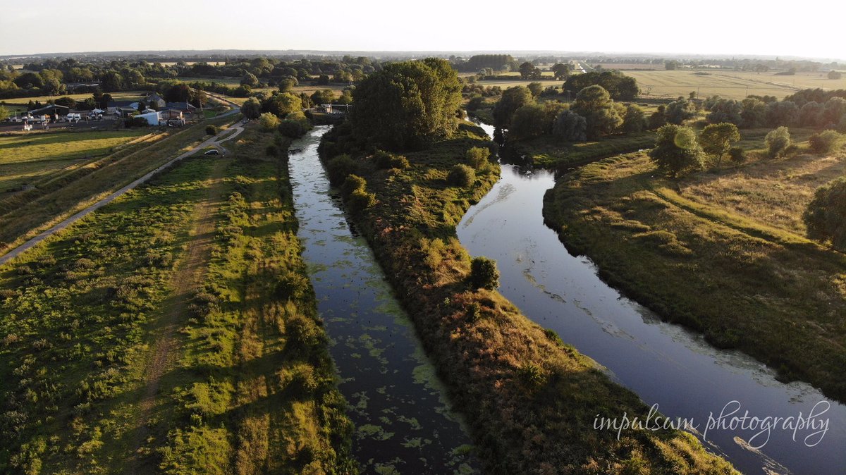 ImpulsumP's tweet photo. #aerial #drone #photograph of the #riverwelland looking towards the #peakirk pumping station #dronephotography #landscapephotography #goldenhour #river #photography #photo #cambridgeshire #photographers #dji #mavic #mavicair 05 July 2019 20:32 https://t.co/E8qx2GHzFP