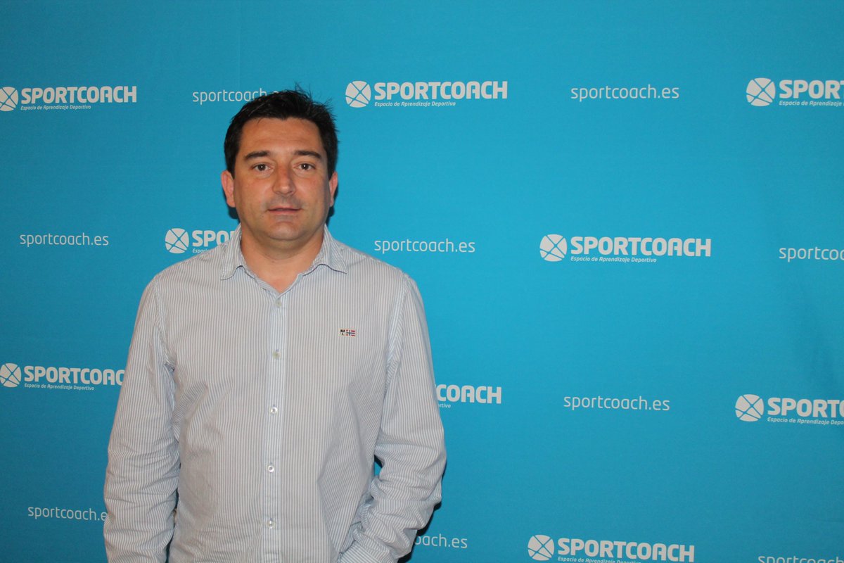 iSportCoach's tweet photo. Pone el broche de oro a estos tres días intensos, el DiDe de @Penya1930 un Jordi Martí que habla con total franqueza de esta profesión. #MasterDide2 https://t.co/rJVeRqzyzq