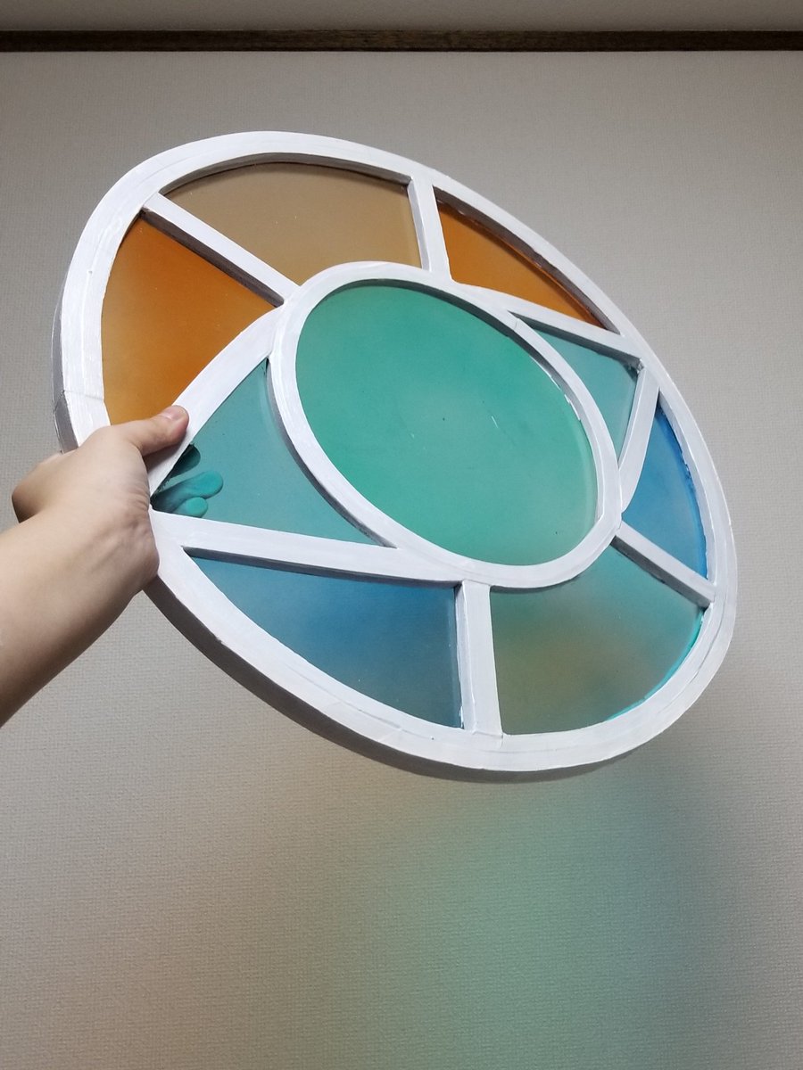 Taso Pa Twitter 大鷲トリコ ヨロイが持ってる 色ガラスの盾を製作中 型板ガラスっぽいアクリル板を 使いたかったけど 重量 コスト的に 平坦な塩ビ板に塗装で あと縮尺も扱いやすいサイズに調整した