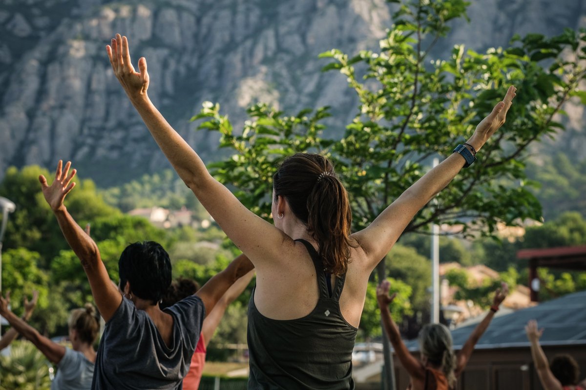 Aquest matí, despertant el cos amb exercicis de Pilates a la piscina, a l'Inspira Montserrat. Avui, darrer dia, encara hi queden un bon munt d'experiències! #Collbató #InspiraMontserrat collbato.cat/pl195/actualit…