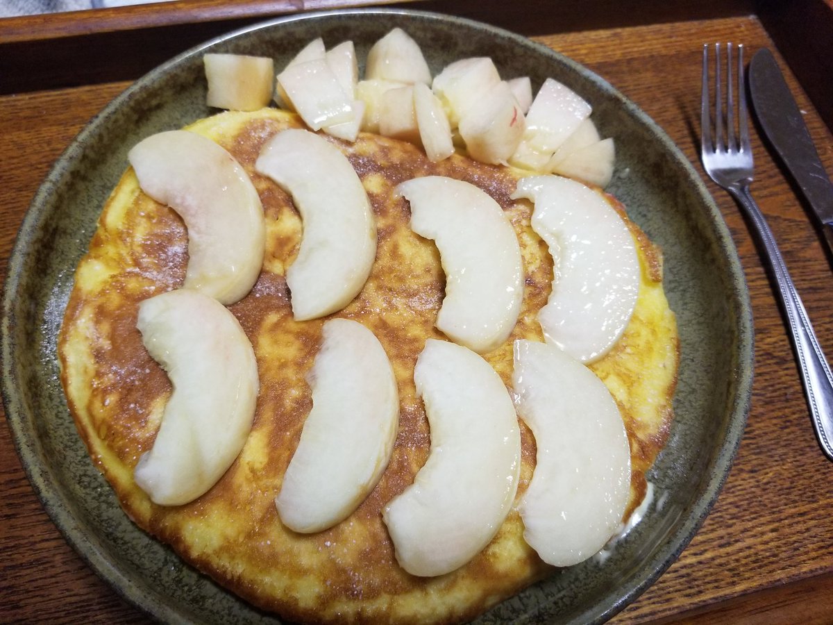 chaco3517's tweet photo. ３枚分のホットケーキ
一気に焼いてみた！
のっかてるのは桃🍑
私は桃を剥くのが
ひじょーに上手い！
数少ない自慢の１つなのだ✨

#ホットケーキ #桃 
#美味しいにきまってる 
#ひさこ #RidePause 
#vocalist #赤羽 
#notインスタ映え https://t.co/IZVeEzvpfS