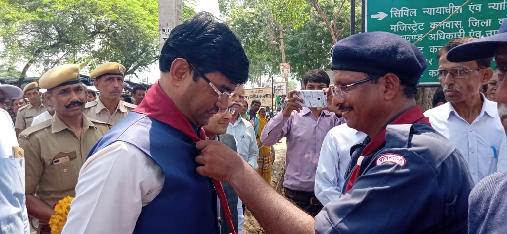 BSGKota's tweet photo. कनवास, कोटा में आयोजित विधिक सेवा शिविर में स्काउट गाइड द्वारा अतिथियों को स्कार्फ पहनाकर व गार्ड ऑफ ऑनर के साथ स्वागत किया गया। शिविर में कानून व उससे जुड़ी कई महत्वपूर्ण जानकारियां प्रदान की गई।
@StateScout @bsgnhq https://t.co/MSXmdHTocR