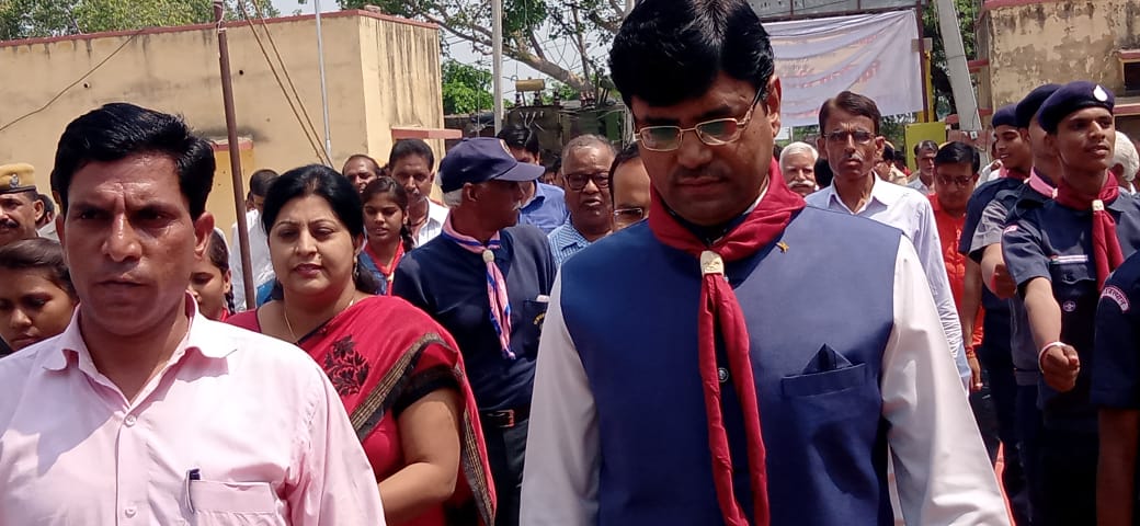 BSGKota's tweet photo. कनवास, कोटा में आयोजित विधिक सेवा शिविर में स्काउट गाइड द्वारा अतिथियों को स्कार्फ पहनाकर व गार्ड ऑफ ऑनर के साथ स्वागत किया गया। शिविर में कानून व उससे जुड़ी कई महत्वपूर्ण जानकारियां प्रदान की गई।
@StateScout @bsgnhq https://t.co/MSXmdHTocR