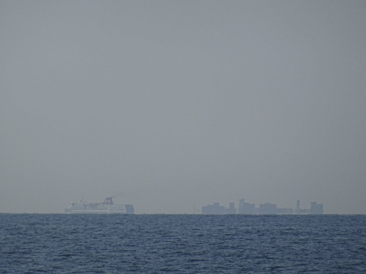 J'ai croisé ce qui pourrait être une ville flottante à environ 10 miles de Porquerolles.
Mais je n'ai aucune idée de la nature de cet ofni. Quelqu'un a-t-il une idée de ce que c'est ?