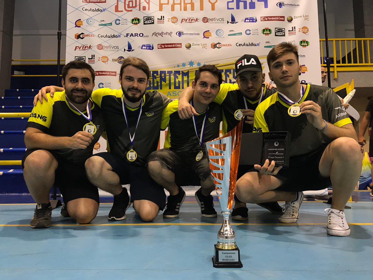 ViRafaRo54's tweet photo. Full drogata habiendo dormido 2h pero totally worth, una experiencia inolvidable con la mejor compañía, gracias a  @WildThunderEs y a @OLeague_es  por hacer esto posible. @kappasenpai99 @arritmicokev @Qeiryn @Pakitokete @WTHGraslu00 https://t.co/GhStN3GF4d