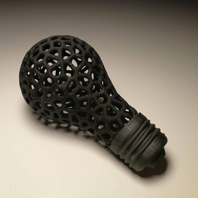 plastiic_io's tweet photo. "LED there be light", cool lightbulb printed to compare with the new @liqcreate_3dprinting premium black.

#resinprinter #resinprint #resinprints #dlp3dprint #dlpprinting #dlp3dprinter #3dprintingaddict #3dprinted #3DPRINTER #3dprint #3Dprinting #makersp… https://t.co/2jhGlP4iV3 https://t.co/xQR3V8an9s