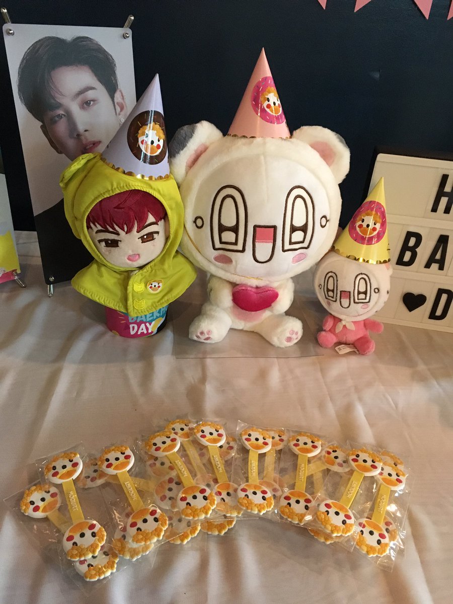 HogurtLover's tweet photo. ❤️무앙절 원데이 이벤트❤️ 

지금부터 인천 백운역 ‘문금이네’를 방문해주시는 제육이분들은 호거트 줄감개를 받으실 수 있습니다. (20개 한정)

키링 또한 넉넉히 재고가 있으므로 섣불리 오셔서 1+1 득템을 노려보세요. RT 부탁드려요~

#HAPPY_BAEKHO_DAY
#HAPPY_HAPPY_BAEKHO_DAY https://t.co/UZ1bvHRL0v
