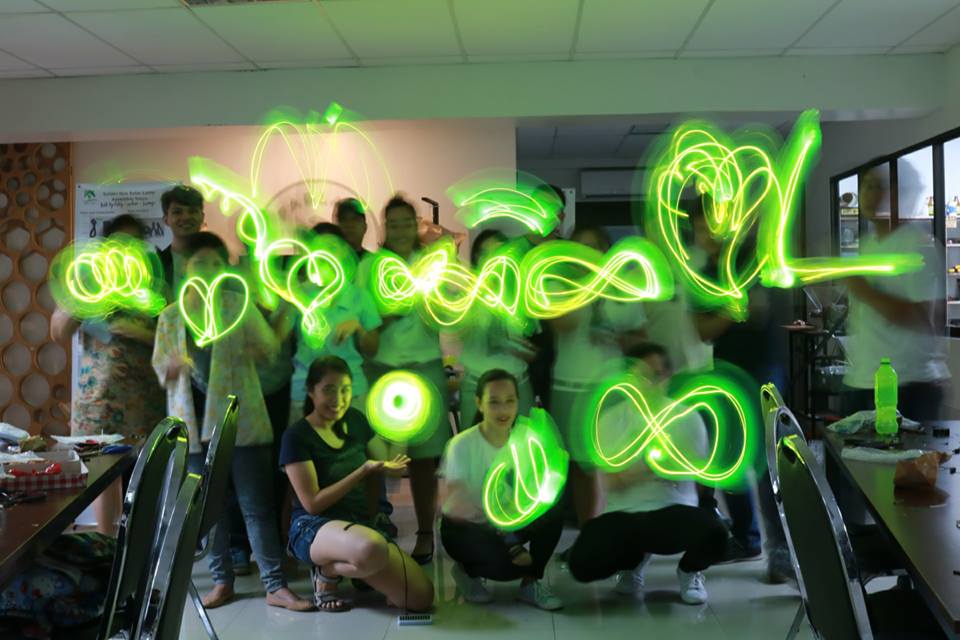 Rotary's tweet photo. What a "bright" idea! 💡 A #Rotaract club in the Philippines created #solar lamps from #upcycled bottles for those in remote areas to use as a rechargeable battery at night. 🌙 https://t.co/cHMAFy3WwV