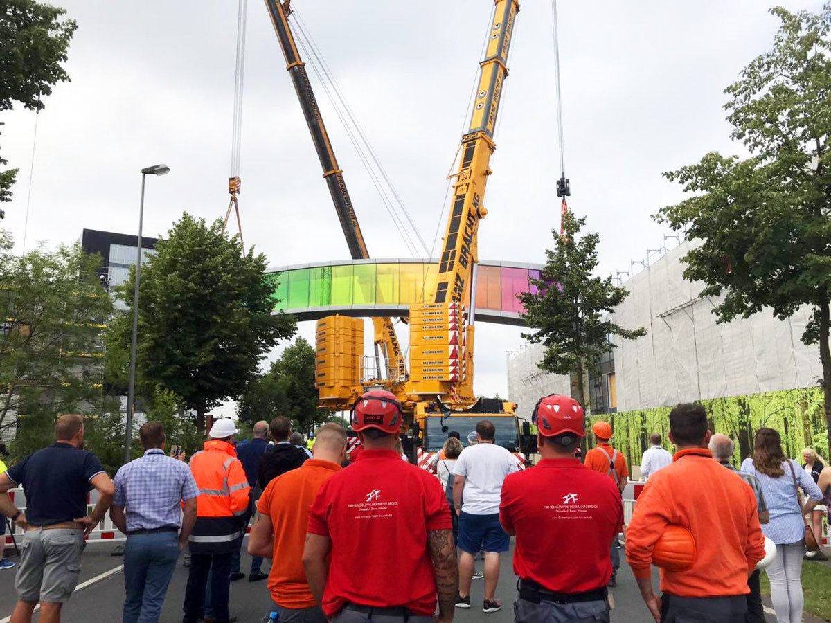 Lamparter's tweet photo. Geschafft! Neue Verbindungsbrücke aus Stahl und Glas für @Brillux in Münster eingehoben!! #Lamparter #stahlglas
#farbenfroh #farbig #colorful #colourful #multicolored #Muenster #Stahlbau #Brücke #bridge #Fußgängerbrücke #colorbridge #colourbridge
--> https://t.co/xJ1ncDyEVg https://t.co/ekLPh9Q87P