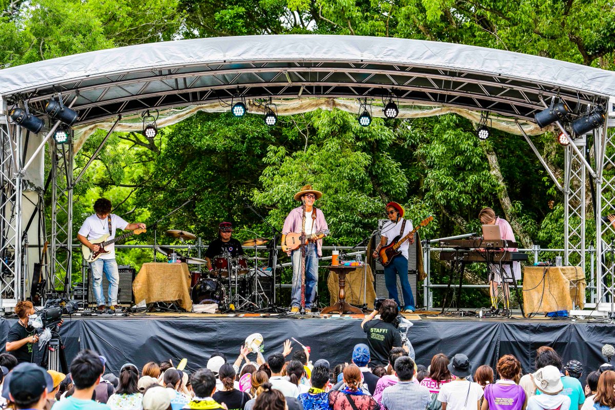 FM802_PR's tweet photo. #FM802 MEET THE WORLD BEAT☀️

平井 大はHOT STAGEにバンドを引き連れて🌊
夕暮れのステージから気持ちの良いサウンドを🎤

#ミザワビ

本日のライブ音源が聴ける特別番組は8月10日(土)18時からオンエア📻
詳しくは👇
https://t.co/UMh6wf12QW    
Photo by 森好弘 https://t.co/DKeBFIjaw9