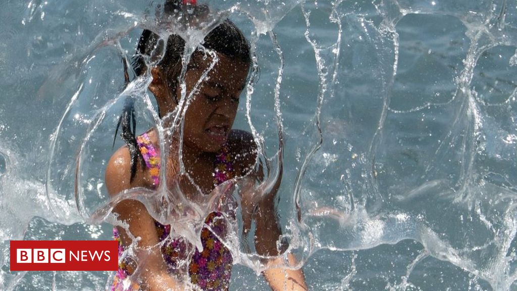 NOWNews18's tweet photo. In pictures: Americans cool down in sweltering heatwave https://t.co/arLjx9AXoY https://t.co/Kzg8UgGzcG