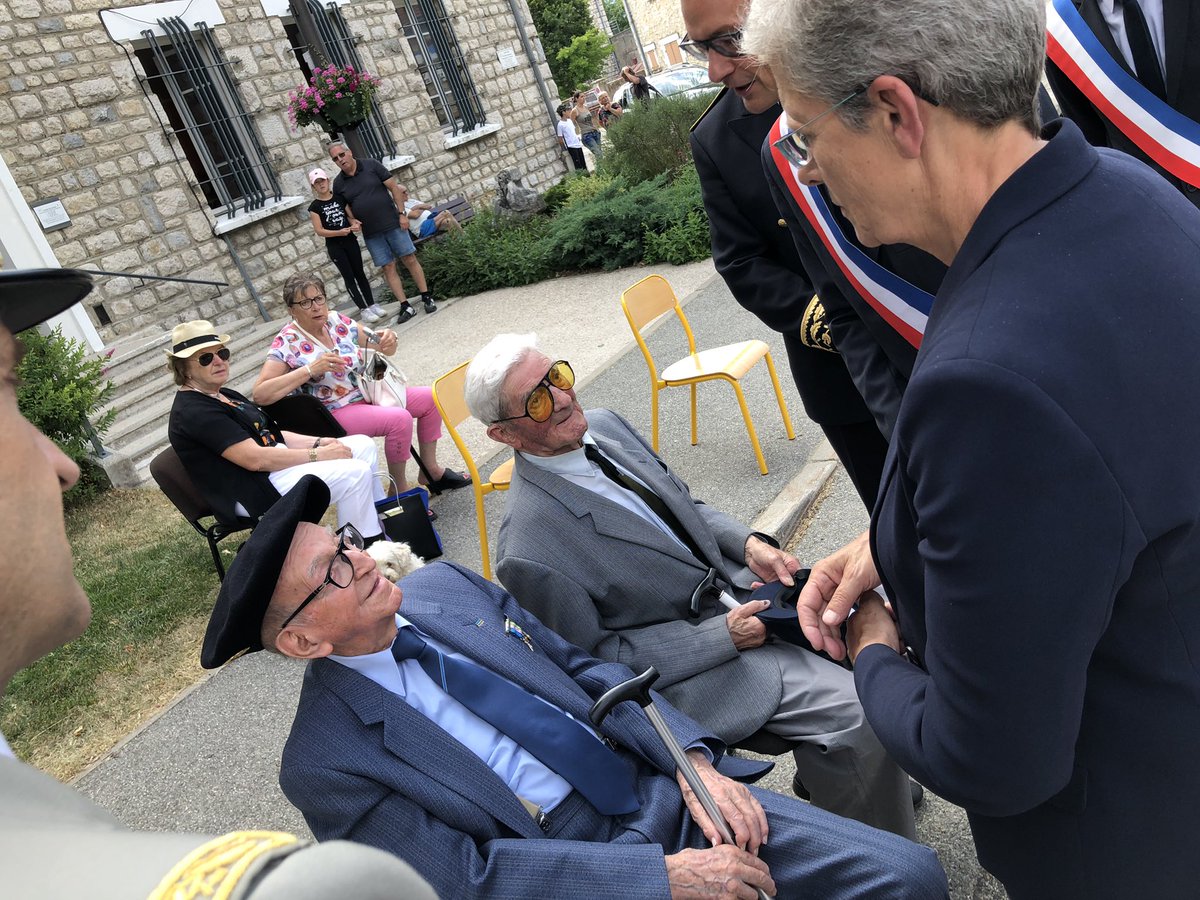 Vassieux-en-Vercors, village martyr. Lecture de portraits de victimes et des noms des victimes par les enfants du village, puis dépôt de fleurs par les enfants et les habitants du village.